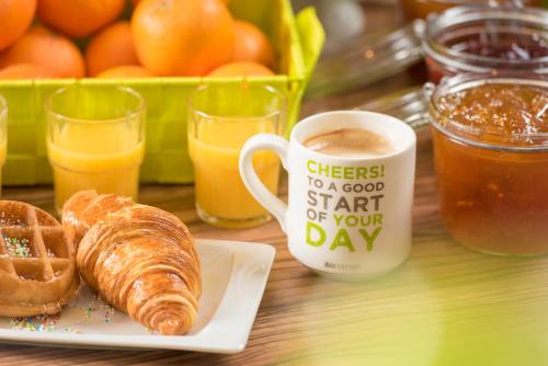 una mesa con una taza de café y un plato de comida en Ibis Styles Solo, en Solo