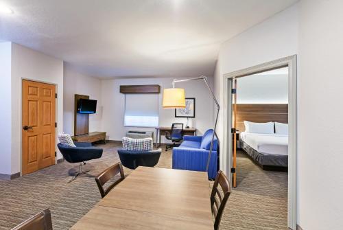 Holiday Inn Express & Suites Tulsa S Broken Arrow Hwy 51, an IHG Hotel房間的床