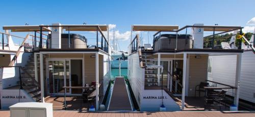 una vista frontale di una barca con rampa di Floating Sea Houses MARINA LUX a Portoroz