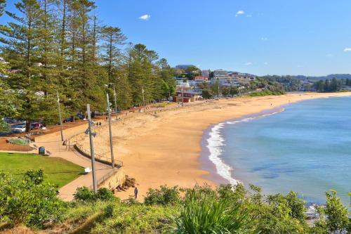 einen Strand mit Menschen auf dem Meer in der Unterkunft Joy's Hideaway in Terrigal