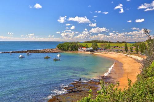 Blick auf einen Strand mit Booten im Wasser in der Unterkunft Joy's Hideaway in Terrigal