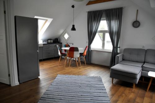 uma sala de estar com um sofá e uma mesa em Suur-Sepa apartement em Pärnu