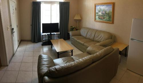 Гостиная зона в Garden Inn and Suites Fresno