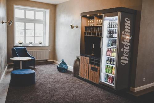 um quarto com um frigorífico cheio de muitas bebidas em Altes Zollamt em Husum