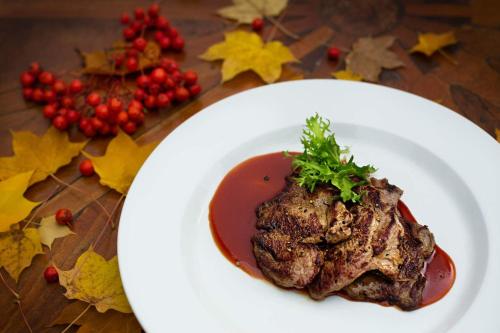 Makanan di atau di tempat lain dekat hotel