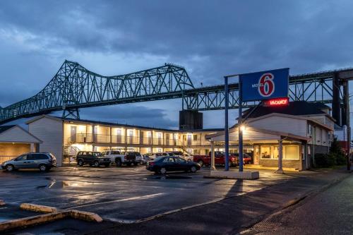 um sinal para um posto de gasolina com uma ponte por cima em Motel 6-Astoria, OR em Astoria, Oregon