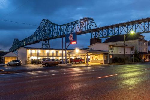 uma grande ponte sobre uma rua com um edifício em Motel 6-Astoria, OR em Astoria, Oregon