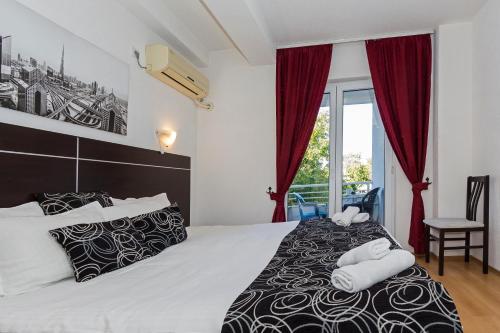 ein Schlafzimmer mit einem Bett mit zwei Handtüchern darauf in der Unterkunft Villa Veron in Ohrid