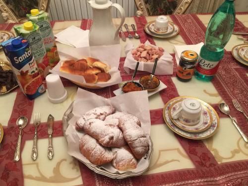 een tafel met verschillende gebakjes erop bij Colazione da Lolly in Napels