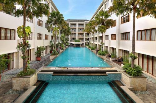 Kolam renang di atau dekat dengan Aston Kuta Hotel and Residence