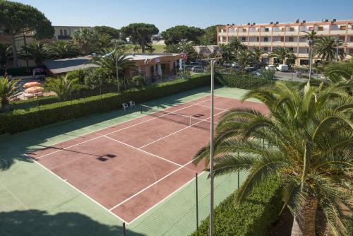 Pista de tennis o esquaix a Hotel Oasis o a prop