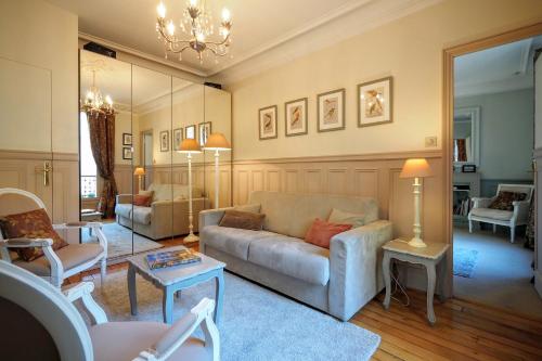 a living room with a couch and a table at Chambre d hôte : Louvre Elegant Apt Suite in Paris