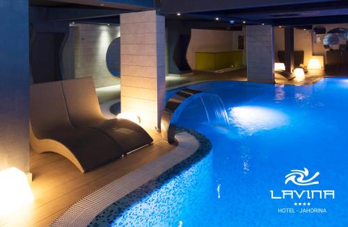 - une grande piscine dans une chambre d'hôtel avec une piscine dans l'établissement Hotel Lavina, à Jahorina