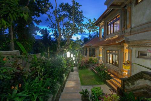 Puutarhaa majoituspaikan Ubud Terrace ulkopuolella