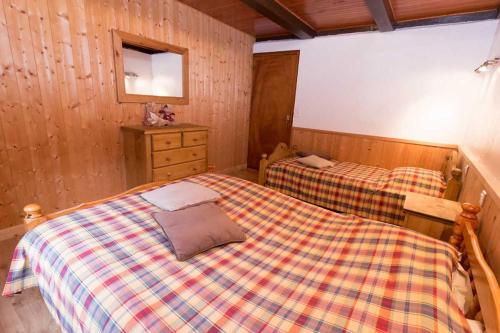 een slaapkamer met 2 bedden en een dressoir bij Les Allamands in Morzine