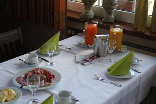 uma mesa com um prato de comida e bebidas em Gasthaus Eickholt Hotel-Restaurant em Ascheberg