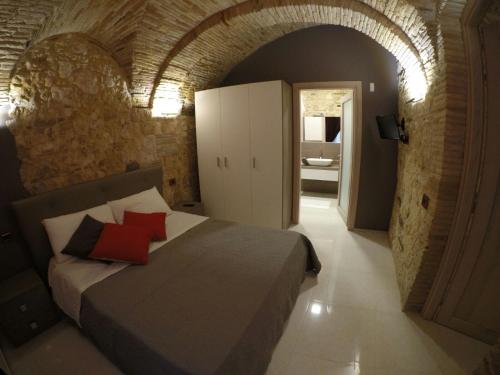 um quarto com uma cama com almofadas vermelhas em Al Castello em Cagliari