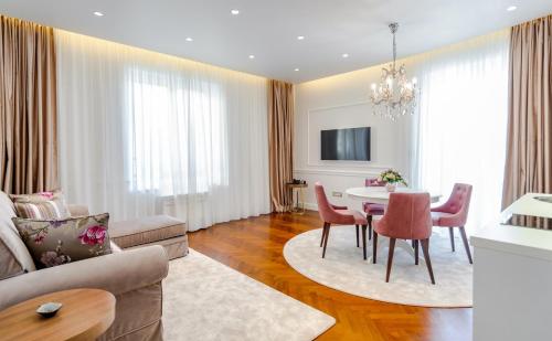 Ann Luxury Rooms tesisinde bir televizyon ve/veya eğlence merkezi