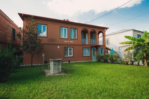 A garden outside Casa de Khasia