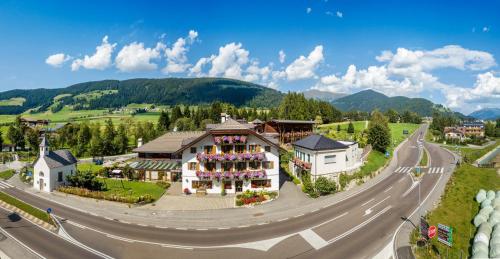 un gran edificio al lado de una carretera en Hotel Gratschwirt, en Dobbiaco