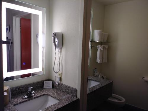 Quality Inn & Suites Fort Collins 욕실