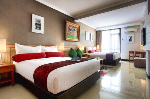 Una cama o camas en una habitación de Ivory Hotel Bandung