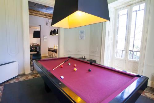 een pooltafel in een woonkamer met remming bij Toc Hostel Madrid in Madrid