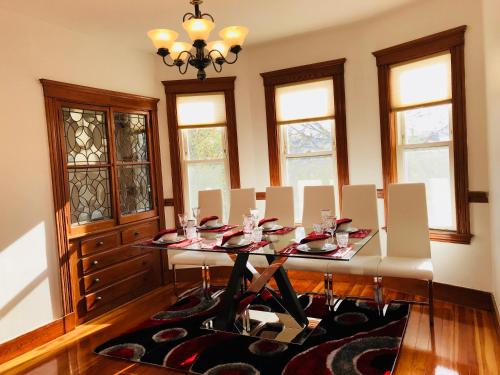 - une salle à manger avec une table, des chaises et des fenêtres dans l'établissement Boston Lodge and Suites, à Boston