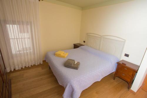 a bedroom with a bed with two yellow towels on it at B&B da Toi in Marostica