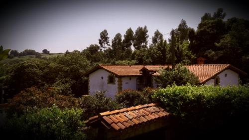 ein kleines weißes Haus mit Bäumen und Sträuchern in der Unterkunft El Terrero in Lamadrid