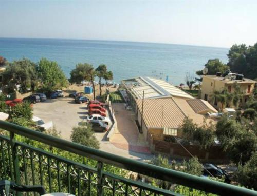 un balcone con vista su un parcheggio e sull'oceano di Glyfada Beach Hotel a Glifada (Glyfada)