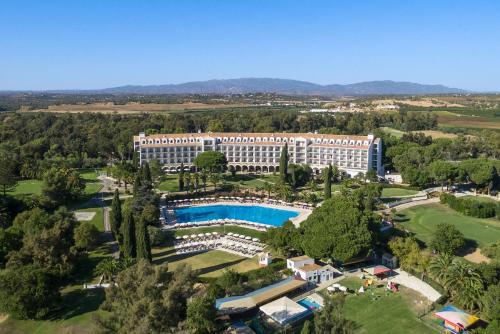 uma vista aérea de um hotel com piscina em Penina Hotel & Golf Resort em Portimão