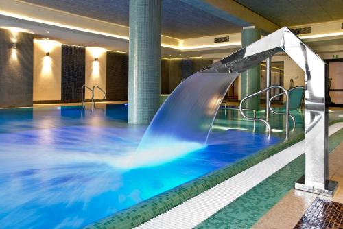 Bazén v ubytovaní Hotel Młyn Aqua Spa alebo v jeho blízkosti