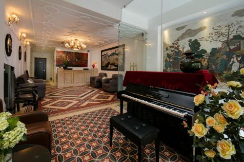 - un salon avec un piano au milieu d'une pièce dans l'établissement Hanoi Center Silk Premium Hotel & Spa & Travel, à Hanoï