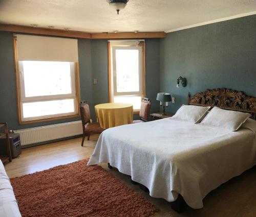 1 Schlafzimmer mit einem großen weißen Bett und 2 Fenstern in der Unterkunft Eco Hostal Offenbacher-Hof in Viña del Mar