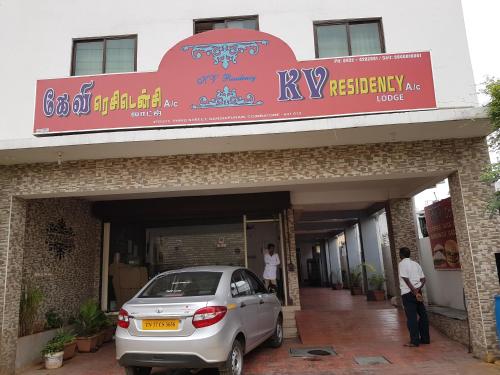 un coche aparcado frente a un edificio en KV Residency, en Coimbatore