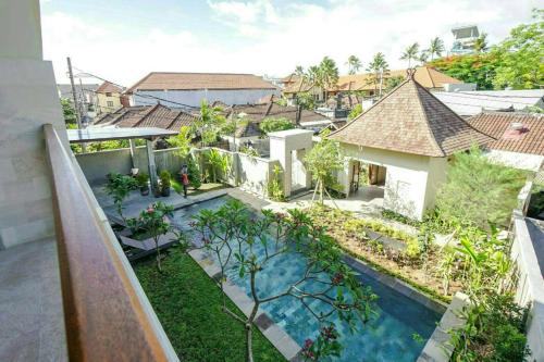 uma vista aérea de uma casa com piscina em Arnaya Homestay em Kuta