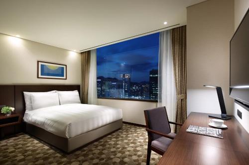 Cama ou camas em um quarto em LOTTE City Hotel Myeongdong