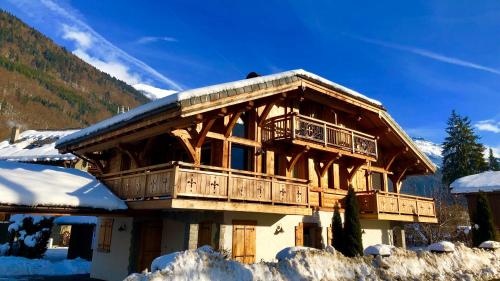 Cette cabane en rondins dispose d'un balcon dans la neige. dans l'établissement Chalet Clos Moccand, à Samoëns