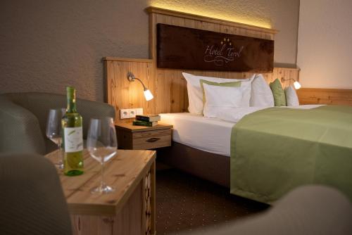 Cama ou camas em um quarto em Hotel Tyrol