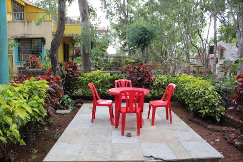 Градина пред Om Bungalow -Happy Stay, Mahabaleshwar - Main Road connected 2BHK Bungalow surrounded with Lush Green Garden & Cool Breeze