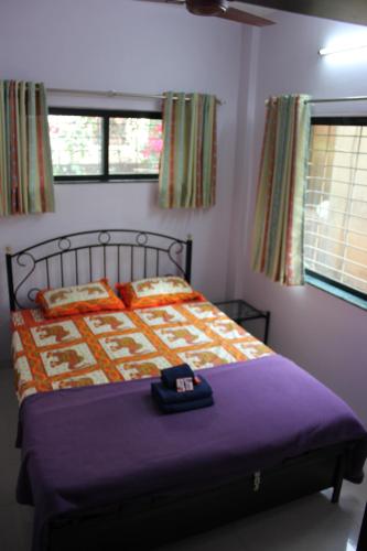 เตียงในห้องที่ Om Bungalow -Happy Stay, Mahabaleshwar - Main Road connected 2BHK Bungalow surrounded with Lush Green Garden & Cool Breeze