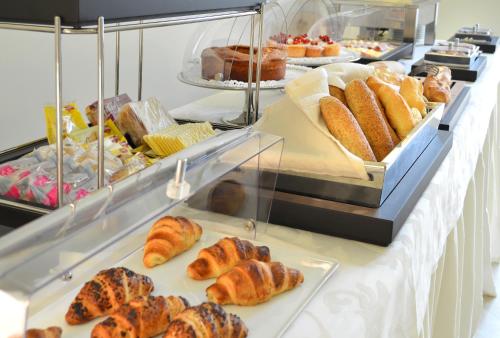 una panadería con varios pasteles y panes a la vista en Palazzo Esedra, en Nápoles