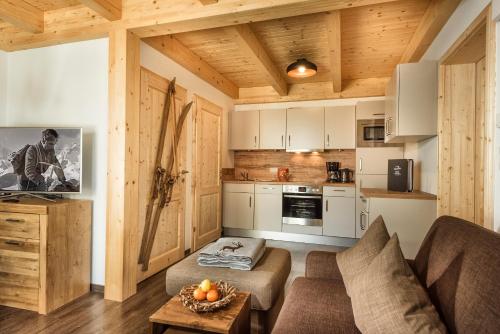 A kitchen or kitchenette at AlpenParks Hagan Lodge Altaussee