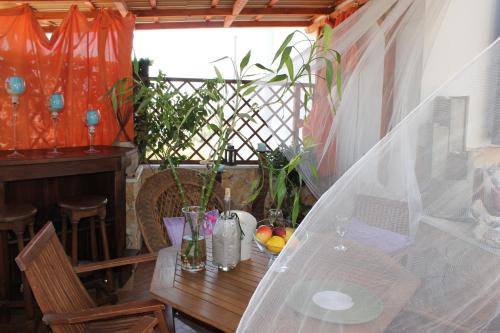 una sala da pranzo con tavolo e alcune piante di Casa Encosta do Sol a Lagos