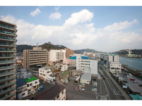 Onomichi Daiichi Hotel في أونوميتشي: اطلاله على مدينه بها مباني وشارع