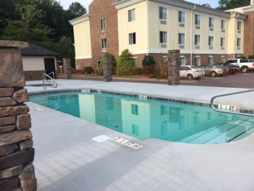 une piscine en face d'un bâtiment dans l'établissement Stonebrook Lodge, à Cherokee