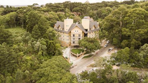 - une vue aérienne sur une grande maison dans la forêt dans l'établissement Sky Serra Hotel, à Gramado