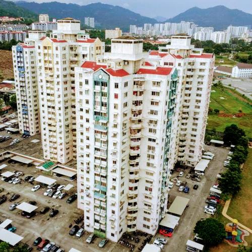 vista aerea di un grande condominio di Bayan Homestay a Bayan Lepas