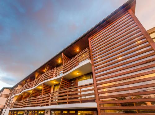 een gebouw met houten balkons aan de zijkant bij Hotel Germania in Puerto Varas